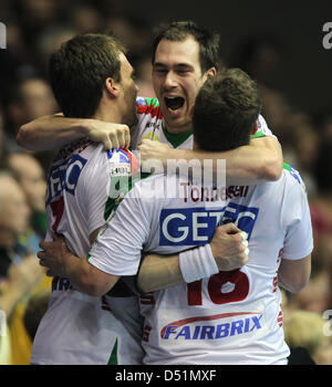 Magdeburg's giocatori (L-R) Kjell Landsberg, Jure Natek e Stian Toennesen celebrare dopo la Bundesliga pallamano match tra SC Magdeburg e SG Flensburg-Handewitt a Magdeburgo, Germania, 29 dicembre 2010. SC Magdeburg ha vinto la partita 34-29. Foto: Jens Wolf Foto Stock