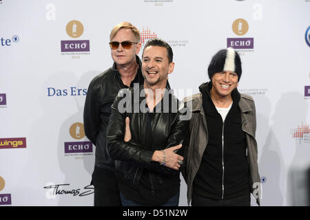 Andrew Fletcher (L-R), Dave Gahan e Martin Lee Gore of British Band Depeche Mode arrivano per il 2013 Echo Music Awards a Berlino (Germania), 21 marzo 2013. Foto: Jens Kalaene/dpa Foto Stock