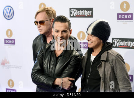 Andrew Fletcher (L-R), Dave Gahan e Martin Lee Gore of British Band Depeche Mode arrivano per il 2013 Echo Music Awards a Berlino (Germania), 21 marzo 2013. Foto: Jens Kalaene/dpa Foto Stock