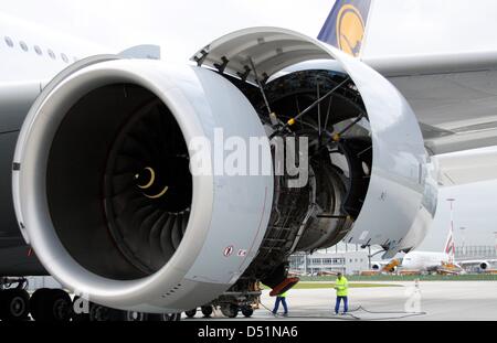 (Dpa) file - un file immagine datata 11 maggio 2010 mostra un motore del primo Airbus A380 di essere controllati dai tecnici di Amburgo, Germania. Quasi due mesi dopo una spettacolare atterraggio di emergenza di un A380 della compagnia australiana Quantas, Lufthansa scambia un secondo piano motore. Foto: Soenke Moehl Foto Stock