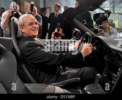 (Dpa) file - un file immagine datata 19 ottobre 2010 mostra presidente della Porsche Martin Winterkorn in posa con una Porsche Carrera GT prima di una conferenza stampa a Zuffenhausen di Stoccarda lo, Germania. Porsche e Volkswagen intende il fusibile nel 2011. Foto: Bernd Weissbrod Foto Stock