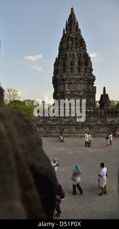 I turisti vagano per il hindhu tempio di Candi Prambanan; Yogyakarta, Java Centrale. Indonesia. Foto Stock