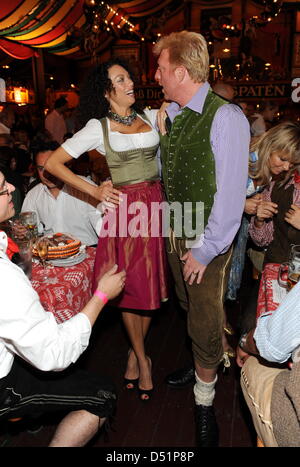 Der frühere Tennisprofi Boris Becker und seine Frau Lilly feiern am Samstag (25.09.2010) in München (Alta Baviera) beim Oktoberfest im Festzelt ippodromo. Nach einem carità Golf-Turnier am Vormittag zu Gunsten der Clever-Becker-Stiftung hat der frühere Tennisprofi Becker seine Gäste auf das Oktoberfest eingeladen. Foto: Tobias Hase dpa/lby Foto Stock