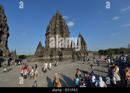 I turisti vagano per il hindhu tempio di Candi Prambanan; Yogyakarta, Java Centrale. Indonesia. Foto Stock
