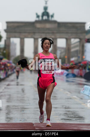 Atleta giapponese Tomo Morimoto attraversa il traguardo davanti alla Porta di Brandeburgo nella pioggia pooring a Berlino, Germania, 26 settembre 2010. Morimoto completato la maratona di Berlino con 2:26:10. Decine di migliaia di guide, gli atleti in carrozzina e handcyclists hanno iniziato in una piovosa mattinata di prendere parte alla lunga maratona stabilito nella capitale tedesca. Foto: accappatoio Foto Stock