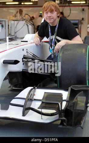 Attore britannico Rupert Grint che gioca Ron Weasley nei film di Harry Potter pone di fronte una Sauber auto presso il Grand Prix di Singapore in Singapore, 26 settembre 2010. Il Grand Prix di Singapore gara di Formula Uno si svolge il 26 settembre presso il circuito cittadino di Marina Bay a Singapore. Foto: Jan Woitas Foto Stock