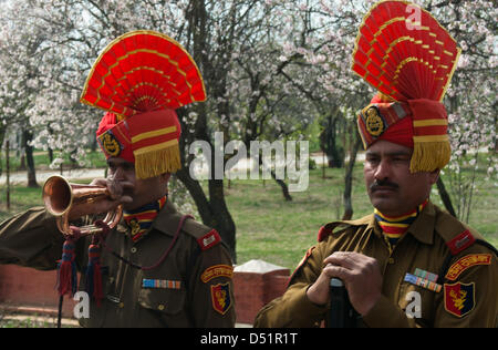 Srinagar, Indiano Kashmir amministrato, sabato 22 marzo 2013. Confine indiano sicurezza Force soldier colpi di uno strumento musicale durante una ghirlanda di cerimonia di posa per il loro compagno ucciso in Srinagar. Sospetto di ribelli hanno ucciso un confine indiano forza di sicurezza (BSF) soldato e feriti altri due ieri quando essi hanno attaccato il loro veicolo in autostrada. (Foto di Sofi Suhail / Alamy) Foto Stock