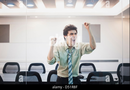 Imprenditore grida dietro da una porta di vetro Foto Stock