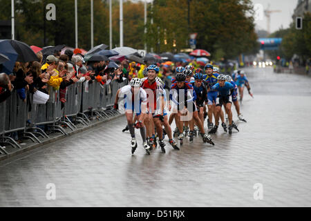 I partecipanti nei pattini inline Marathon ride through rainy Berlino, Germania, 25 settembre 2010. Foto: MArcel Mettelsiefen Foto Stock