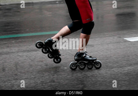 I partecipanti nei pattini inline Marathon ride through rainy Berlino, Germania, 25 settembre 2010. Foto: Marcel Mettelsiefen Foto Stock