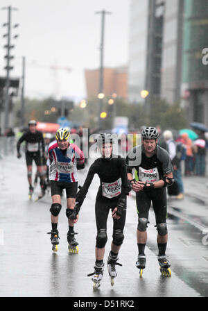 I partecipanti nei pattini inline Marathon ride through rainy Berlino, Germania, 25 settembre 2010. Foto: Marcel Mettelsiefen Foto Stock