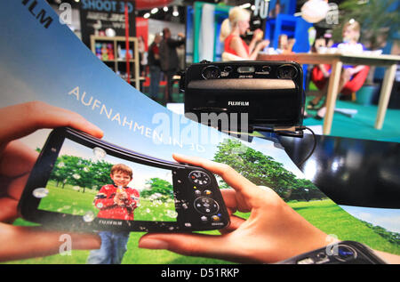 Una fotocamera 3D da Fujifilm a Photokina 2010 Fiera a Colonia, Germania, 25 settembre 2010. Il leader mondiale per la fiera di fotografia e immagini si svolge dal 21 al 26 settembre. Foto: Julian Stratenschulte Foto Stock