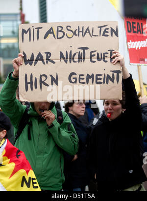 Demonstrants protesta contro il prolungamento della durata di vita delle centrali elettriche nucleari tedesche nella parte anteriore della cancelleria a Berlino, Germania, 28 settembre 2010. Il cabinet tedesco ha superato il concetto di energia che include la durata estesa per gli impianti nucleari in Germania. Foto: Marcel Mettelsiefen Foto Stock