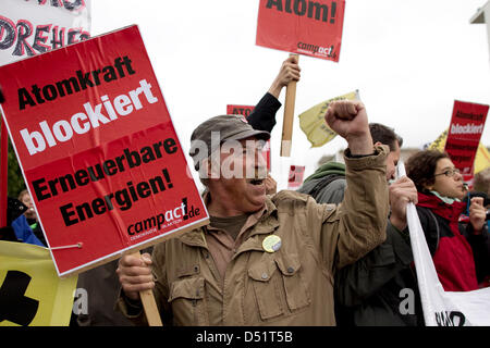 Demonstrants protesta contro il prolungamento della durata di vita delle centrali elettriche nucleari tedesche nella parte anteriore della cancelleria a Berlino, Germania, 28 settembre 2010. Il cabinet tedesco ha superato il concetto di energia che include la durata estesa per gli impianti nucleari in Germania. Foto: Marcel Mettelsiefen Foto Stock