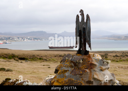 Black Eagle Camp monumento, Stanley Harbour, Stanley, Isole Falkland, signora Elisabetta-nave relitto Foto Stock