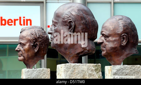 Le statue "padri dell unità" sono rappresentati presso la Axel Springer elevato aumento dopo la sua rivelazione a Berlino, Germania, 29 settembre 2010. I busti in bronzo display ex presidente degli Stati Uniti George Bush, ex presidente russo Mikhail Gorbaciov e l'ex cancelliere tedesco Helmut Kohl. Foto: Wolfgang Kumm Foto Stock