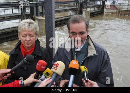 Il Primo Ministro dello stato di Brandeburgo, Matthias Platzeck e Brandeburgo Ministro dell'ambiente, Anita Tack, tenere un colloquio con i giornalisti presso il fiume Sprea durante l acqua di inondazione in Spremberg, Germania, 29 settembre 2010. La situazione nel sud del Land di Brandeburgo è critico a causa dell'alluvione. Foto: Patrick Pleul Foto Stock