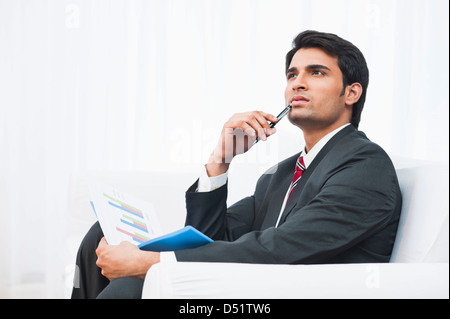 Imprenditore seduto su un divano e di pensiero Foto Stock