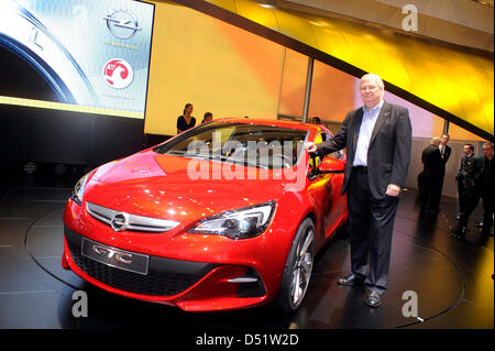 Nick Reilly, presidente di Opel, presenta una Opel Astra GTC al Motor Show di Parigi 'Mondial de l  Automobile' di Parigi, Francia, 30 settembre 2010. Il Motor Show di Parigi si svolge ogni due anni ed è una delle più grandi esposizioni di veicoli a motore nel mondo. Quest'anno, l'accento della mostra si trova su auto elettriche e più di 300 espositori provenienti da 20 paesi sono attesi t Foto Stock