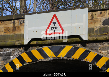 Segnale di avvertimento di bassa ponte ferroviario sulla strada dello Yorkshire Leeds REGNO UNITO Foto Stock