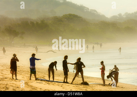 Lezione di Surf in corso sulla Playa Guiones surf beach, Nosara, Nicoya peninsula, provincia di Guanacaste, Costa Rica Foto Stock