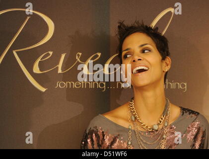 Noi attrice Halle Berry presenta la sua nuova fragranza "rivelare' ad Amburgo, Germania, 30 settembre 2010. Foto: ANGELIKA WARMUTH Foto Stock