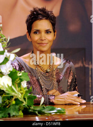 Noi attrice Halle Berry presenta la sua nuova fragranza "rivelare' ad Amburgo, Germania, 30 settembre 2010. Foto: ANGELIKA WARMUTH Foto Stock