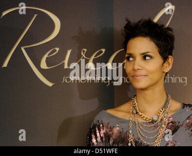 Noi attrice Halle Berry presenta la sua nuova fragranza "rivelare' ad Amburgo, Germania, 30 settembre 2010. Foto: ANGELIKA WARMUTH Foto Stock