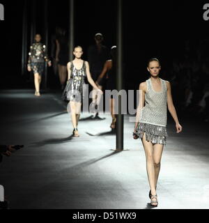 Un modello presenta una creazione di Lanvin dalla collezione Primavera/Estate 2011 durante la Parigi prêt à porter, a Parigi, Francia, 01 ottobre 2010. La presentazione della collezione Primavera-Estate 2011 collezioni avviene dal 28 settembre al 6 ottobre. Foto: Hendrik Ballhausen Foto Stock