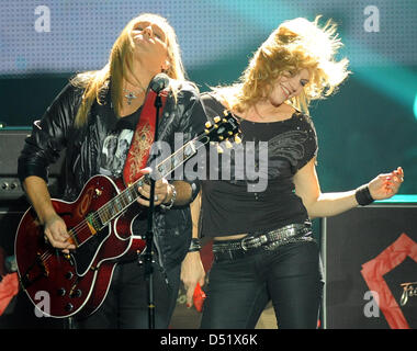 La band "illy' con il cantante Anna Loos (R) rappresenta lo stato della Sassonia-Anhalt al sesto Bundesvision Song Contest in Berlino, Germania, 01 ottobre 2010. Foto: Britta Pedersen Foto Stock