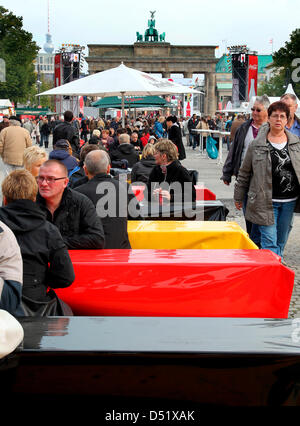 Nei pressi della Porta di Brandeburgo, le persone hanno iniziato a celebrare la riunificazione tedesca a Berlino, Germania, 02 ottobre 2010. I festeggiamenti in occasione del ventesimo anniversario della riunificazione tedesca si svolgerà nelle vicinanze della Porta di Brandeburgo e il palazzo del Reichstag. Foto: WOLFGANG KUMM Foto Stock