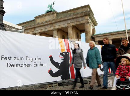 Nei pressi della Porta di Brandeburgo, le persone hanno iniziato a celebrare la riunificazione tedesca a Berlino, Germania, 02 ottobre 2010. I festeggiamenti in occasione del ventesimo anniversario della riunificazione tedesca si svolgerà nelle vicinanze della Porta di Brandeburgo e il palazzo del Reichstag. Foto: WOLFGANG KUMM Foto Stock