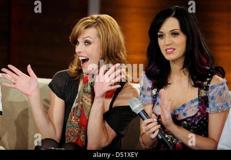 Actrice americano Milla Jovovich (L) e American pop star Katy Perry parla durante una registrazione della TV tedesca mostra "Wetten Dass,...?", che è stata trasmessa dal vivo dall'Olympiahalle Arena di Monaco di Baviera, Germania, il 2 ottobre 2010. Foto: Joerg Koch Foto Stock