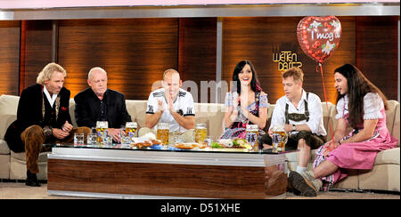 Moderatore Thomas Gottschalk (L-R) parla ai suoi ospiti, il cantante britannico Joe Cocker, il calcio olandese professional Arjen Robben, American pop star Katy Perry e comici Michael Mittermeier e Buelent Ceylan durante la registrazione della TV tedesca mostra "Wetten Dass,...?", che è stata trasmessa dal vivo dall'Olympiahalle Arena di Monaco di Baviera, Germania, il 2 ottobre 2010. Foto: Joer Foto Stock