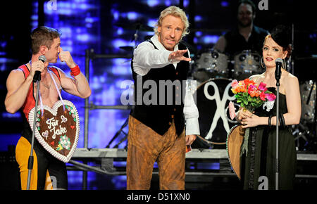 I cantanti di American pop band " forbice sorelle", Ana Matronic e Jake cesoie (L) sono accolti da moderatore Thomas Gottschalk durante la registrazione della TV tedesca mostra "Wetten Dass,...?", che è stata trasmessa dal vivo dall'Olympiahalle Arena di Monaco di Baviera, Germania, il 2 ottobre 2010. Foto: Joerg Koch Foto Stock