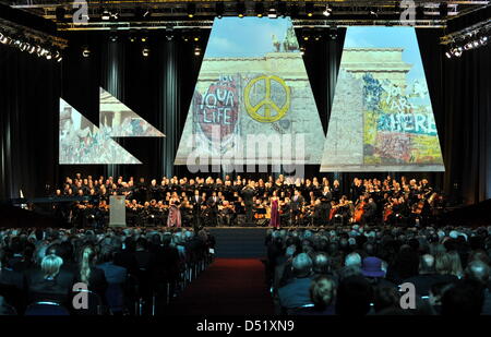 Centinaia di persone frequentano la celebrazione nazionale cerimonia per il giorno dell'unità tedesca 2010 all'Arena di Brema a Bremen, Germania, 3 ottobre 2010. Brema è questo anno di host per la celebrazione del Giubileo del giorno dell'unità tedesca dato che attualmente presiede il Bundesrat. Foto: Jochen Luebke Foto Stock