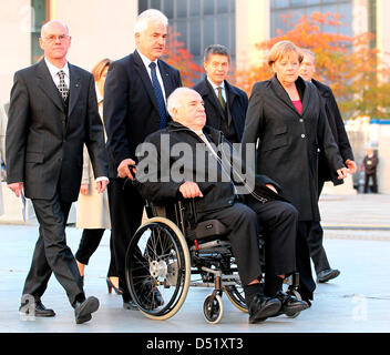 Il Presidente del Bundestag tedesco Nobert Lammert (L-R), Maike Kohl-Richter, una polizia giudiziaria federale officer, ex cancelliere tedesco Helmut Kohl, Joachim Sauer e il Cancelliere tedesco Angela Merkel a partecipare alla celebrazione di Berlino del giorno dell'unità tedesca nella parte anteriore della porta di Brandeburgo a Berlino (Germania), 3 ottobre 2010. Questo fine settimana, le celebrazioni per il ventesimo anniversario del gruppo tedesco Foto Stock