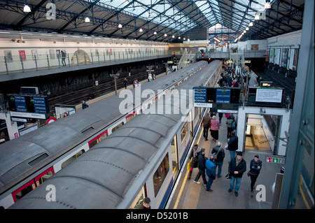 La stazione della metropolitana di Earl's Court, London, Regno Unito Foto Stock