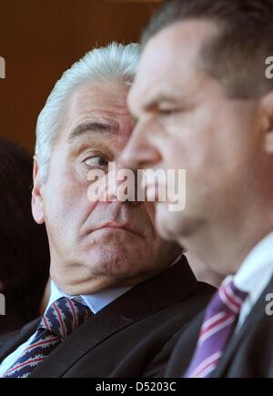 Primo Ministro del Baden Wuerttemberg, Stefan Mappus (R) e il ministro degli Interni Heribert Rech sono illustrati nel corso di una cerimonia che celebra il ventesimo anniversario dell'unità tedesca nello stato il Parlamento a Stoccarda, Germania, 06 ottobre 2010. Il fortemente contestato progetto ferroviario Stuttgart 21 verrà discusso nel corso della sessione plenaria, con Mappus affrontando il problema con un governo declarat Foto Stock