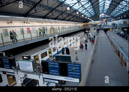 La stazione della metropolitana di Earl's Court, London, Regno Unito Foto Stock