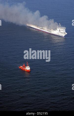 La masterizzazione di " traghetto Lisco Gloria' si sposta lungo il Mar Baltico tra l'isola Fehmarn e costa danese, Germania, 09 ottobre 2010. La roll on-roll off-cargo e passeggeri della nave 'Lisco Gloria, lavorando sotto la bandiera lituana e con circa 240 persone a bordo, catturato il fuoco dopo un'esplosione sul ponte superiore. La nave è stata a suo modo da Kiel per la città lituana di Klaipeda. Tutti i p Foto Stock