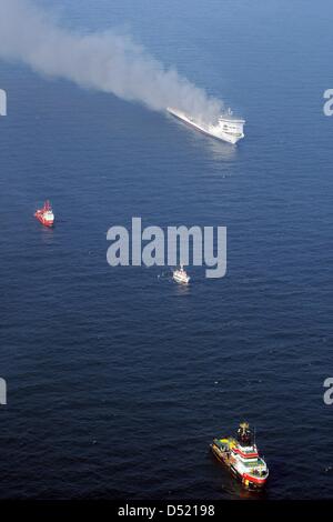 La masterizzazione di " traghetto Lisco Gloria' si sposta lungo il Mar Baltico a costa danese circondato da navi ausiliarie, Germania, 09 ottobre 2010. La roll on-roll off-cargo e passeggeri della nave 'Lisco Gloria, lavorando sotto la bandiera lituana e con circa 240 persone a bordo, catturato il fuoco dopo un'esplosione sul ponte superiore. La nave è stata a suo modo da Kiel per la città lituana di Klaipeda. Tutti Foto Stock