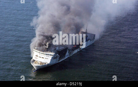 La masterizzazione di " traghetto Lisco Gloria' derive sul mar Baltico a costa danese, Danimarca, 09 ottobre 2010. La roll on-roll off-cargo e passeggeri della nave 'Lisco Gloria, lavorando sotto la bandiera lituana e con circa 240 persone a bordo, catturato il fuoco dopo un'esplosione sul ponte superiore. La nave è stata a suo modo da Kiel per la città lituana di Klaipeda. Tutti i passeggeri e l'equipaggio sono stati res Foto Stock