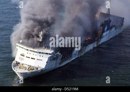 La masterizzazione di " traghetto Lisco Gloria' derive sul mar Baltico a costa danese, Danimarca, 09 ottobre 2010. La roll on-roll off-cargo e passeggeri della nave 'Lisco Gloria, lavorando sotto la bandiera lituana e con circa 240 persone a bordo, catturato il fuoco dopo un'esplosione sul ponte superiore. La nave è stata a suo modo da Kiel per la città lituana di Klaipeda. Tutti i passeggeri e l'equipaggio sono stati res Foto Stock