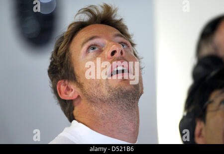 British driver di formula uno Jenson Button del team McLaren Mercedes guarda come si prepara per la terza sessione di prove libere del Gran Premio del Giappone sul circuito di Suzuka a Suzuka, in Giappone, 09 ottobre 2010. Il 2010 di Formula Uno Gran Premio del Giappone si terrà il 10 ottobre. Foto: Jens Buettner Foto Stock