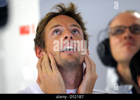 British driver di formula uno Jenson Button del team McLaren Mercedes guarda come si prepara per la terza sessione di prove libere del Gran Premio del Giappone sul circuito di Suzuka a Suzuka, in Giappone, 09 ottobre 2010. Il 2010 di Formula Uno Gran Premio del Giappone si terrà il 10 ottobre. Foto: Jens Buettner Foto Stock