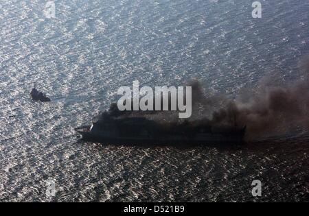 La masterizzazione di " traghetto Lisco Gloria' derive sul mar Baltico a costa danese, Danimarca, 09 ottobre 2010. La roll on-roll off-cargo e passeggeri della nave 'Lisco Gloria, lavorando sotto la bandiera lituana e con circa 240 persone a bordo, catturato il fuoco dopo un'esplosione sul ponte superiore. La nave è stata a suo modo da Kiel per la città lituana di Klaipeda. Tutti i passeggeri e l'equipaggio sono stati res Foto Stock
