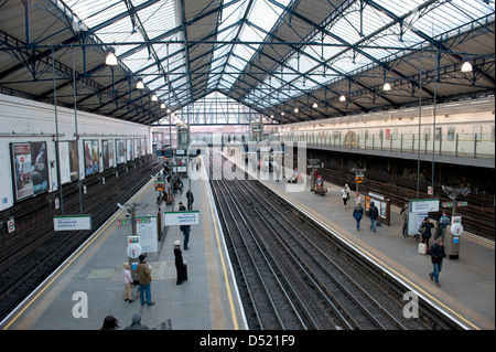 La stazione della metropolitana di Earl's Court, London, Regno Unito Foto Stock