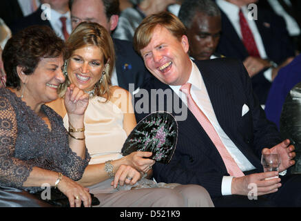 Ex primo ministro dei Paesi Bassi Antille, Emily de Jongh Elhage (L-R), Olandese Principessa Maxima e il principe Willem-Alexander partecipare alla cerimonia che circonda la dissoluzione delle Antille olandesi federation noto come le Antille olandesi, in Willemstad, Curacao, 10 ottobre 2010. Lo status giuridico delle cinque isole dei Caraibi che compongono le Antille Olandesi modifiche fr Foto Stock