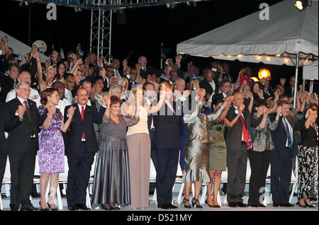 Ex primo ministro dei Paesi Bassi Antille, Emily de Jongh Elhage (4-L), Olandese Principessa Maxima e il principe Willem-Alexander partecipare alla cerimonia che circonda la dissoluzione delle Antille olandesi federation noto come le Antille olandesi, in Willemstad, Curacao, 10 ottobre 2010. Lo status giuridico delle cinque isole dei Caraibi che compongono le Antille Olandesi modifiche fr Foto Stock